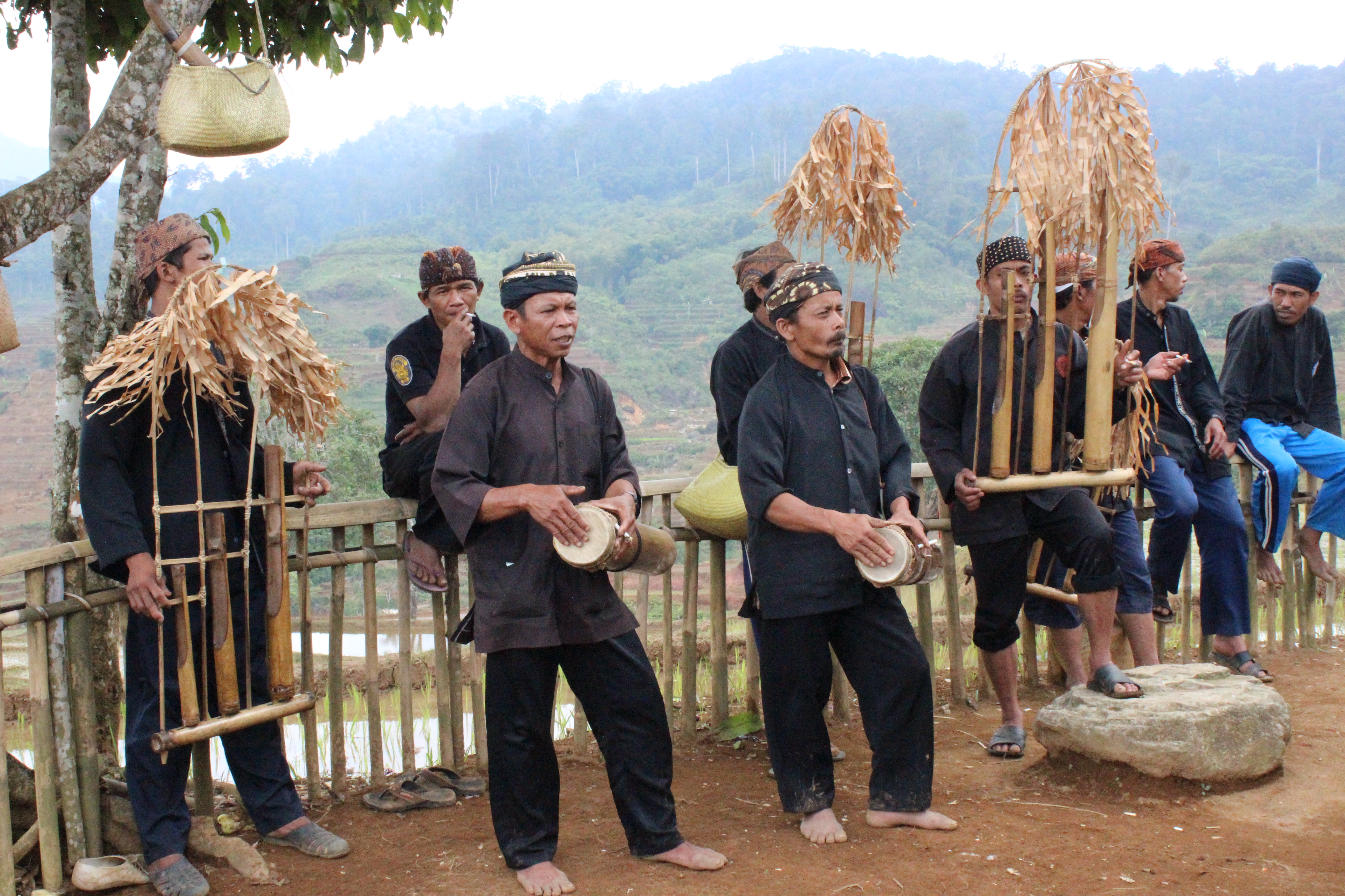 Mendirikan Saung Tradisional